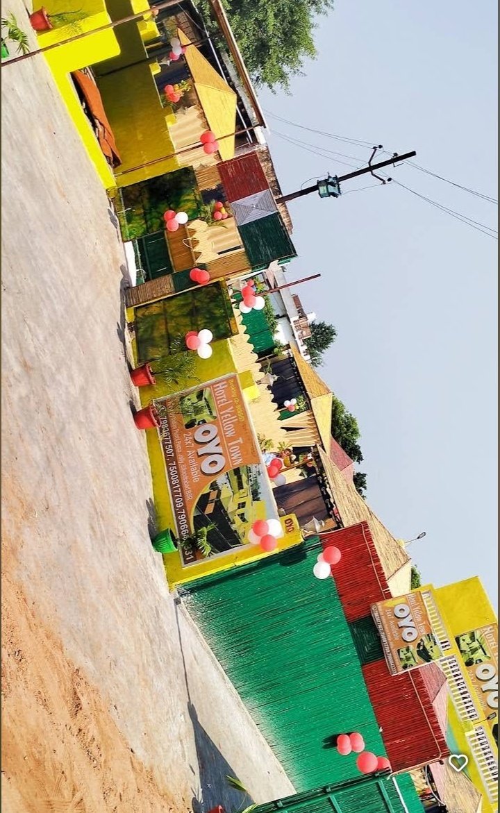 Hotel Yellow Town