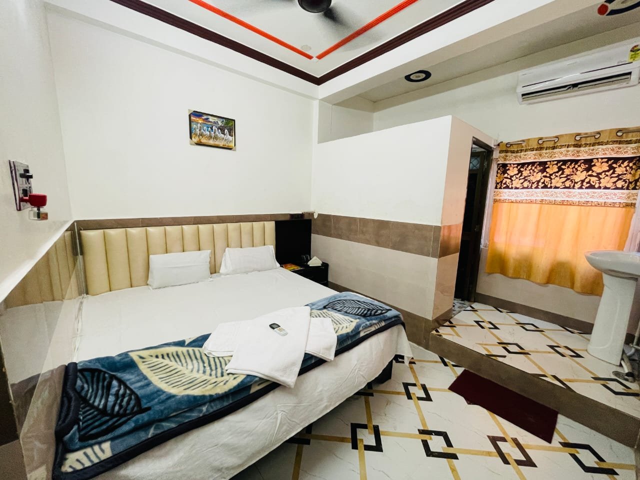 Deluxe  AC Room - Deluxe  AC Room