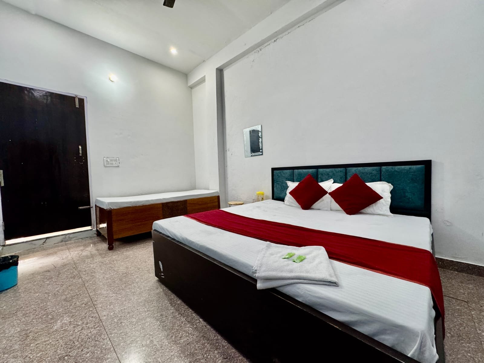 Hotel Yellow Town